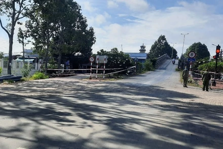 Cách ly một phần phường Vĩnh Nguơn để ngăn chặn sự lây lan của dịch Covid-19. 