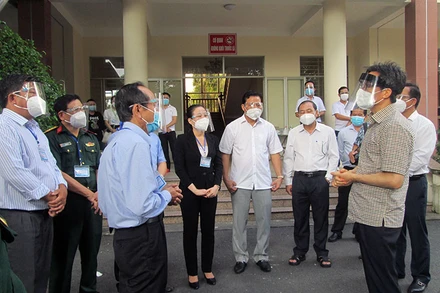 Phó Thủ tướng Vũ Ðức Ðam trao đổi tình hình phòng, chống dịch Covid-19 với lãnh đạo tỉnh Long An. Ảnh: TTXVN 