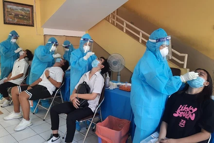 Các thí sinh lấy mẫu xét nghiệm SARS-CoV-2. 