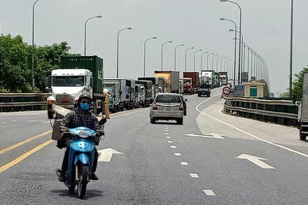 Ô-tô ùn ứ ngay trước chốt kiểm dịch cầu Tân Đệ (huyện Vũ Thư, tỉnh Thái Bình) do quy định phải có giấy xét nghiệm âm tính mới được vào địa bàn. 