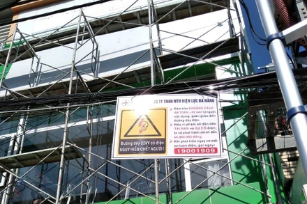 Công ty Điện lực Đà Nẵng tháo dỡ giàn giáo vi phạm trên đường Đặng Đình Vân, quận Thanh Khê.