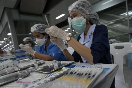 Trung tâm tiêm chủng tại Bangkok, Thái Lan. (Ảnh: AP)