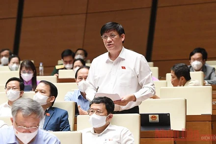 Bộ trưởng Y tế Nguyễn Thanh Long báo cáo trước Quốc hội về chiến lược vaccine. Ảnh: DUY LINH