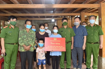 Trao tặng học bổng Thắp sáng ước mơ cho hai con của liệt sĩ Vi Văn Luân.