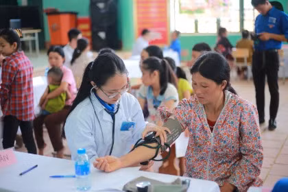 Các giảng viên, sinh viên Trường đại học Y Dược, Đại học Quốc gia Hà Nội tham gia khám chữa bệnh tình nguyện cho người dân
