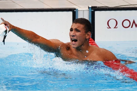Ahmed Hafnaoui ăn mừng sau khi giành chiến thắng trong lượt bơi chung kết 400 m tự do nam tại Olympic Tokyo 2020 sáng 25/7. (Ảnh: Getty Images)