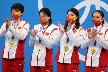 Các kình ngư trẻ Trung Quốc giành huy chương vàng ở nội dung 4x200m bơi tiếp sức tự do nữ, đồng thời phá kỷ lục thế giới. (Ảnh: Tokyo 2020)