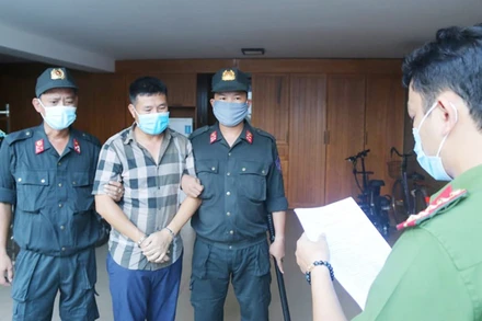 Công an tỉnh Quảng Trị thi hành lệnh khám xét nơi ở và nơi làm việc của Tạ Việt Hùng. (Ảnh: Công an tỉnh Quảng Trị)