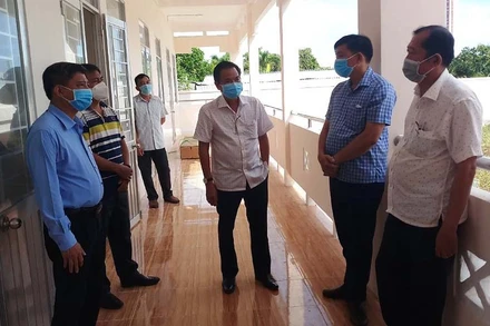 Lãnh đạo tỉnh Hậu Giang khảo sát, tận dụng các trường học làm khu cách ly tập trung ở huyện Châu Thành, vào sáng 10/7. 