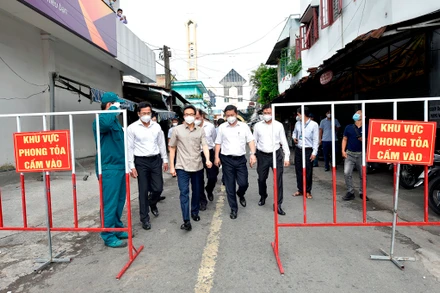 Phó Thủ tướng Vũ Đức Đam kiểm tra bệnh viện dã chiến, khu phong tỏa, siêu thị tại TP Hồ Chí Minh
