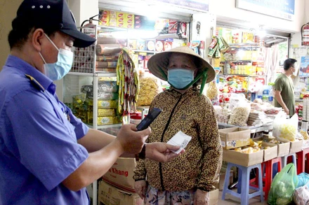 Quét mã QR Code để vào chợ đúng ngày.