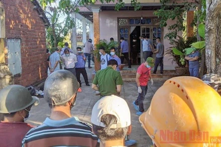 Lực lượng chức năng tổ chức khám nghiệm hiện trường.