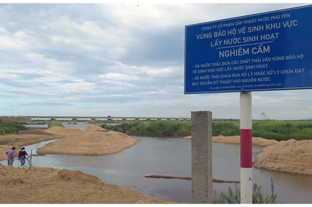 Công ty Cổ phần cấp thoát nước Phú Yên đang tổ chức nạo vét, khắc phục tình trạng xâm nhập mặn tại khu vực thu nước Nhà máy nước Tuy Hòa, tỉnh Phú Yên. 