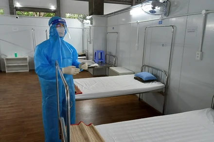 GS, TS Nguyễn Quang Tuấn khảo sát khu cách ly, điều trị bệnh nhân Covid-19 ở Bệnh viện dã chiến số 16.