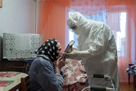 Nhiều người Nga điều trị Covid-19 tại nhà. (Ảnh: RIA )