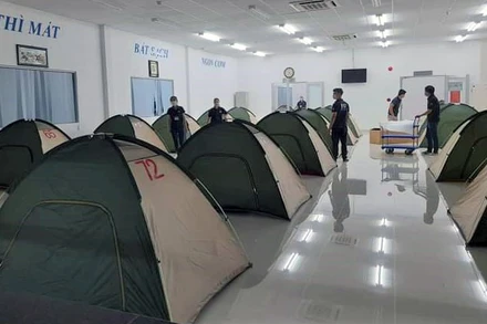 Công ty TNHH Daikan Việt Nam, KCN Amata (Ðồng Nai) dựng lều ngủ cho công nhân ở lại nhà máy. Ảnh: THIÊN VƯƠNG