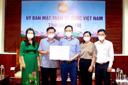 Các tổ chức, cá nhân ở Quảng Trị tiếp tục ủng hộ phòng, chống Covid-19.
