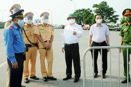 Bí thư Thành ủy Hà Nội Đinh Tiến Dũng kiểm tra công tác kiểm soát người và phương tiện tại khu vực Pháp Vân-Cầu Giẽ.