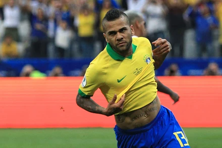 Dani Alves trong trận ra quân của Brazil ở Olympic 2020. (Ảnh: Getty Images)