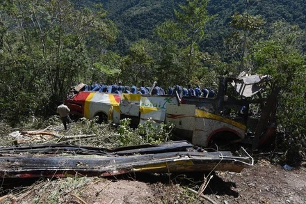 Ảnh minh họa: Xe buýt lao xuống hẻm núi tại miền tây Bolivia, năm 2019. (Ảnh: EPA)
