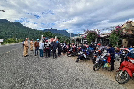 Lực lượng Công an Thừa Thiên Huế đón, tiếp sức và phân loại người dân về từ vùng dịch tại đỉnh đèo Hải Vân.
