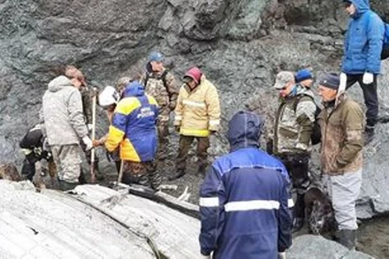 Lực lượng cứu hộ Nga tìm kiếm thi thể nạn nhân. Ảnh: Bộ Tình trạng khẩn cấp Nga.