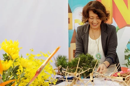 Nghệ nhân Suzuki Chiharu trình diễn nghệ thuật cắm hoa phong cách Ikebana tại Đà Lạt. Ảnh: MAI VĂN BẢO