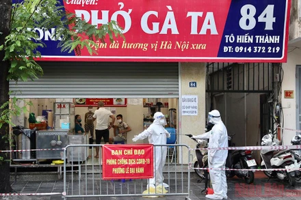 Khu vực bị phong tỏa tại phố Tô Hiến Thành, Hà Nội. Ảnh: DUY LINH