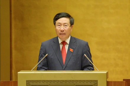 Phó Thủ tướng Chính phủ Phạm Bình Minh trình bày Báo cáo về đánh giá kết quả thực hiện kế hoạch phát triển kinh tế - xã hội, ngân sách nhà nước trước Quốc hội, sáng 22/7