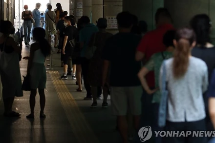 Người dân xếp hàng chờ xét nghiệm Covid-19 tại trung tâm Seoul, Hàn Quốc. (Ảnh: Yonhap)