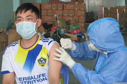 Ngày 31/7, Long An tiêm phòng cho 219 công nhân lao động của Công ty Cổ phần Thực phẩm Gia Đình AN CO.