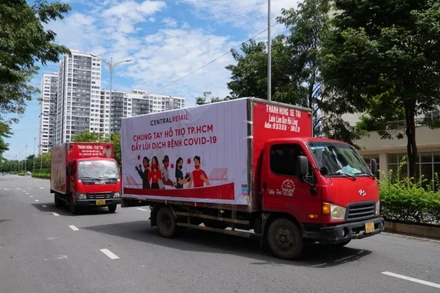 Xe tải vận chuyển giường đến các bệnh viện dã chiến điều trị bệnh nhân Covid-19. (Ảnh: Tập đoàn Central Retail cung cấp)