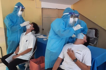 Học sinh TP Hồ Chí Minh lấy mẫu xét nghiệm SARS-CoV-2