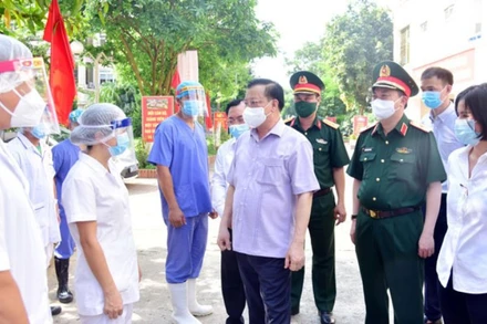 Bí thư Thành ủy Hà Nội Đinh Tiến Dũng thăm, động viên các lực lượng làm nhiệm vụ tại khu cách ly Trung tâm Giáo dục quốc phòng và an ninh (Đại học Quốc gia Hà Nội, cơ sở huyện Thạch Thất).