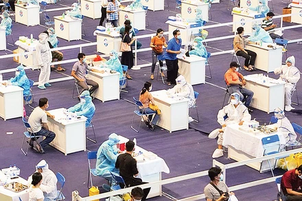 Người dân đến tiêm vắc-xin ngừa Covid-19 tại Nhà thi đấu Phú Thọ, quận 11, TP Hồ Chí Minh.