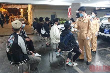 Lực lượng Cảnh sát giao thông tiến hành xét nghiệm nhanh Covid-19 cho các “quái xế”.