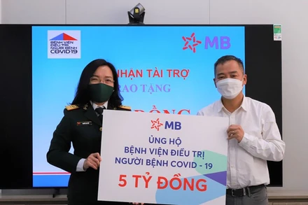 Bà Nguyễn Thị Thủy - Thành viên Hội đồng quản trị MB thay mặt MB trao tặng 5 tỷ đồng đến Bệnh viện điều trị người bệnh Covid-19.