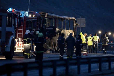 Hiện trường chiếc xe buýt mang biển số Bắc Macedonia bốc cháy trên đường cao tốc ở Bulgaria, khiến ít nhất 45 người thiệt mạng, ngày 23/11/2021. (Ảnh: Reuters)