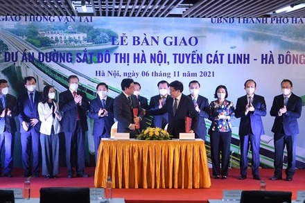 Lãnh đạo Bộ Giao thông vận tải và TP Hà Nội ký bàn giao dự án Cát Linh - Hà Đông.