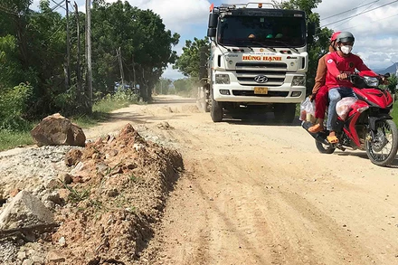 Đường bị cày xới, xe ô-tô tải trọng lớn ngang nhiên băng qua phía trái đường để lưu thông, khiến người điều khiển xe gắn máy khó xử lý khi tham gia giao thông trên đoạn đường này.