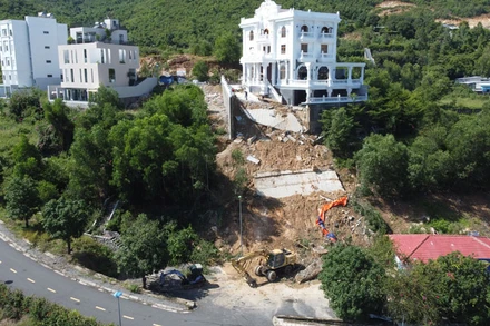 Biệt thự BT 03-14 sạt lở do ảnh hưởng của áp thấp nhiệt đới và cơn bão số 9. (Ảnh: VĂN NGỌC)