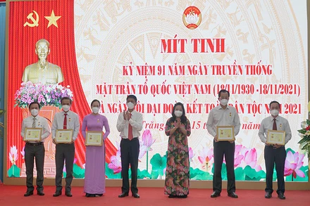 Trao kỷ niệm chương “Vì sự nghiệp Đại đoàn kết” cho các cá nhân.