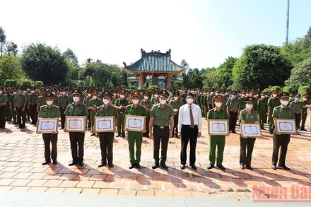 Trao tặng bằng khen cho 7 tập thể, cá nhân các đơn vị Bộ Công an có thành tích xuất sắc trong hỗ trợ Đồng Nai chống dịch.