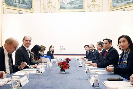 Thủ tướng Pháp Jean Castex và Thủ tướng Phạm Minh Chính hội đàm. (Ảnh: Dương Giang/TTXVN)