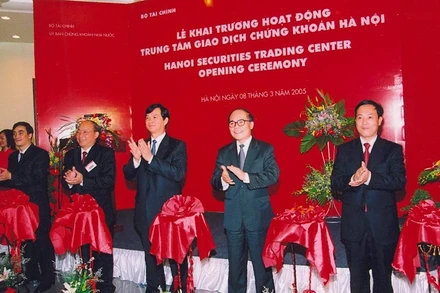 Lễ khai trương hoạt động Trung tâm Giao dịch Chứng khoán Hà Nội (Năm 2005). (Ảnh: HNX)