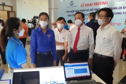 Quang cảnh khai trương tích hợp dịch vụ chứng thực chữ ký số trên nền tảng di động vào cổng dịch vụ công của tỉnh tại Bà Rịa-Vũng Tàu.