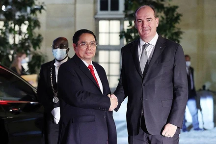 Chiều tối 3/11 (giờ địa phương), tại Ðiện Matignon ở Thủ đô Paris, Thủ tướng Pháp Jean Castex đón và hội đàm với Thủ tướng Phạm Minh Chính. Ảnh TTXVN 