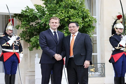 Tổng thống Pháp Emmanuel Macron đón Thủ tướng Phạm Minh Chính. Ảnh TTXVN