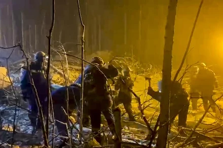 Lực lượng cứu hộ Nga làm việc tại hiện trường vụ rơi máy bay vận tải An-12 gần Irkutsk. (Ảnh: AP/TTXVN)