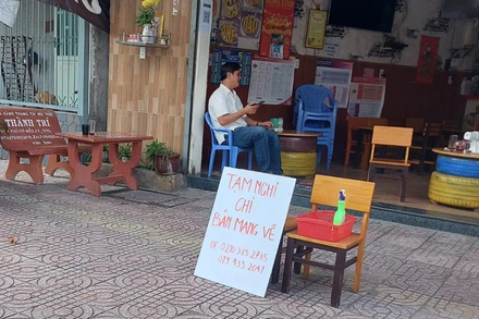 Các cơ sở kinh doanh dịch vụ ăn uống trên địa bàn thành phố Vĩnh Long chỉ được bán mang về. 